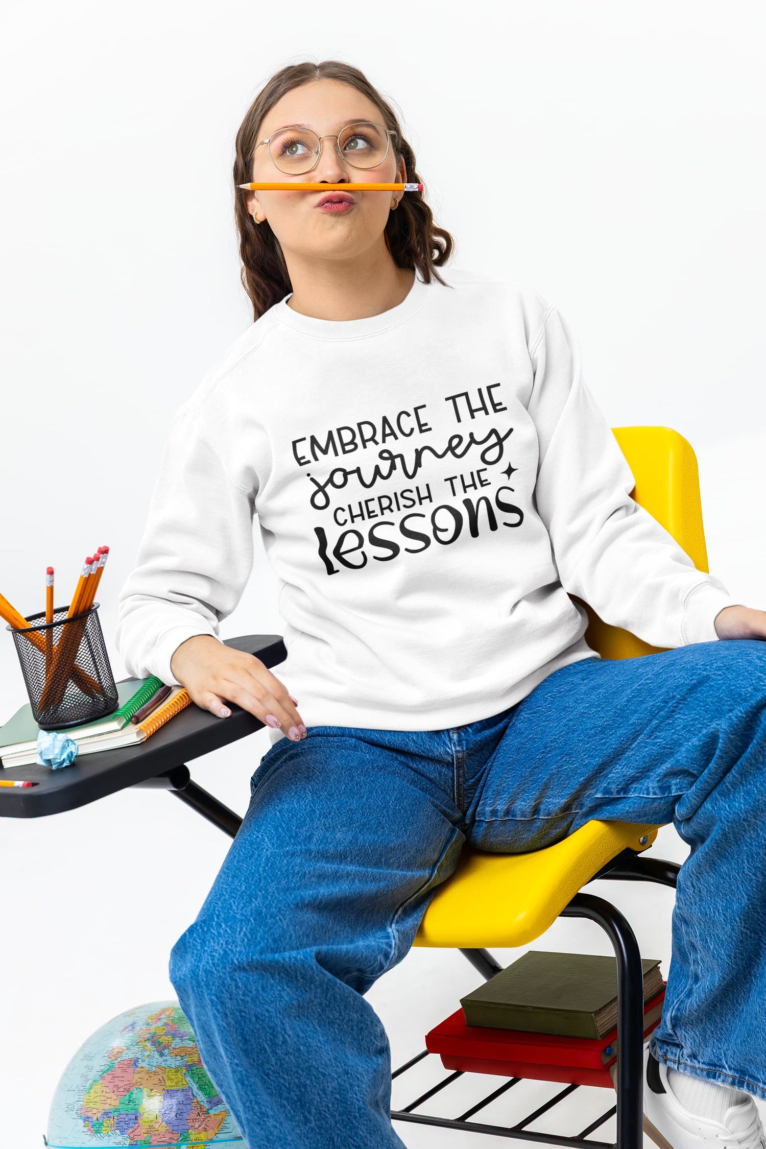 UNISEX WHITE SWEATSHIRT