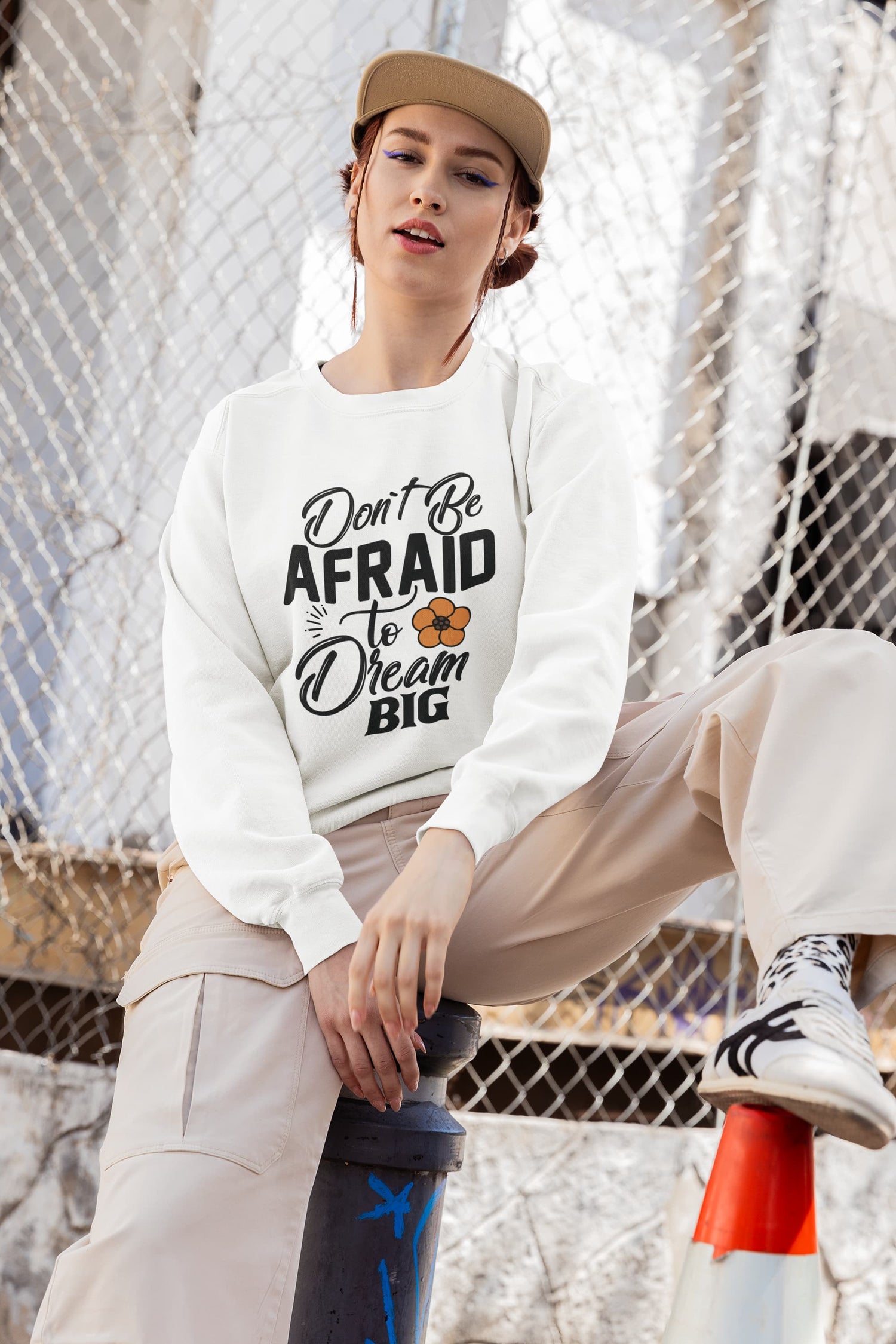 UNISEX WHITE SWEATSHIRT